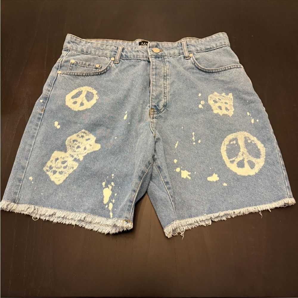 BoohooMAN relaxed fit Peace Sign Laser print jean short